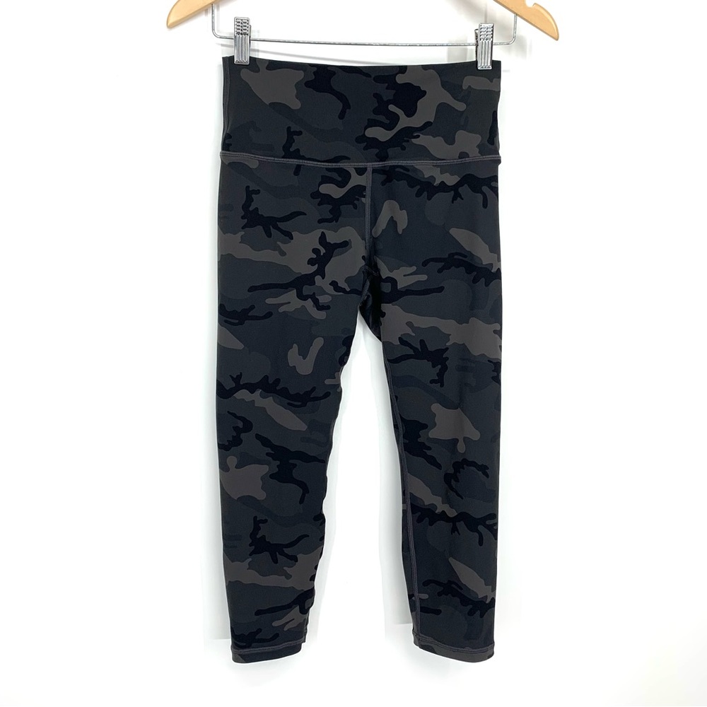ZYIA Active Black & Gray Camo Capri Cropped Leggings Exposed Seam Detail Size 4